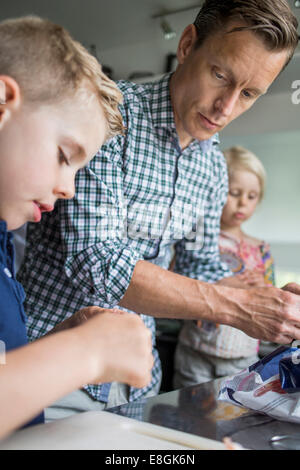 Padre e figlio di preparare il cibo in cucina Foto Stock