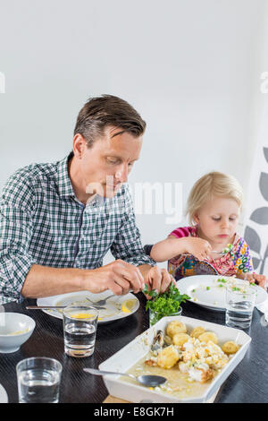 Padre e figlia a pranzo a casa Foto Stock