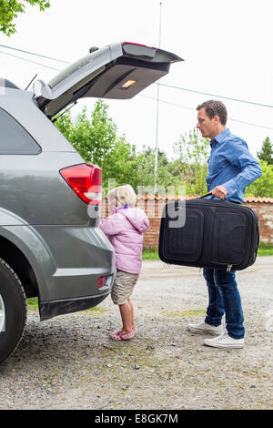 Padre e figlia ottenere pronto per il viaggio su strada Foto Stock