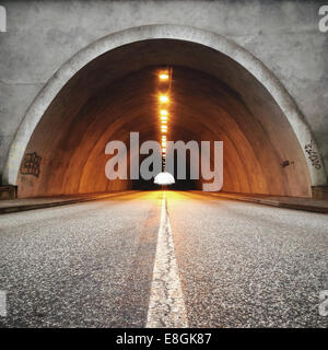 La strada attraverso un tunnel Foto Stock