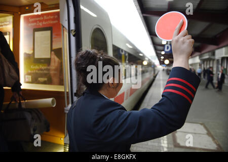 Un conduttore dà il segnale per ther partenza di un Intercity-Express a Berlino presso la stazione ferroviaria di Ulm, Germania, 07 ottobre, 2014. Il macchinista di sciopero inizierà la sera. Foto: Felix Kaestle/dpa Foto Stock