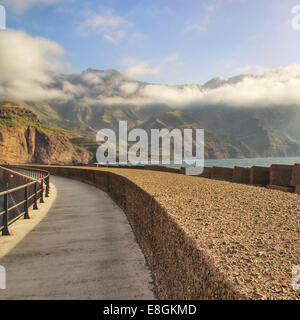 Lungomare con sfondo montano, Gran Canaria, Isole Canarie, Spagna Foto Stock