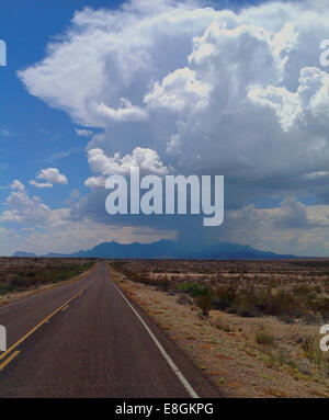 Autostrada del deserto attraverso il Big Bend National Park, Brewster, Texas, Stati Uniti Foto Stock