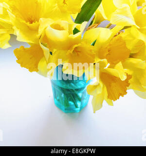 Mazzo di narcisi in vaso blu Foto Stock