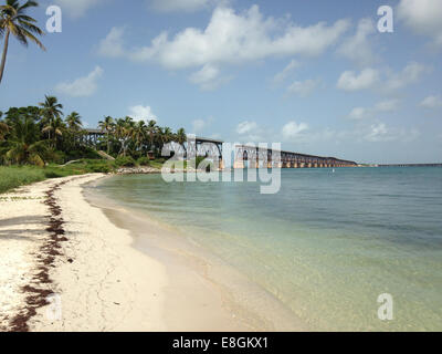 Spiaggia tropicale e vecchia ferrovia di Flagler, Bahia Honda Key, Florida Keys, Florida, Stati Uniti Foto Stock