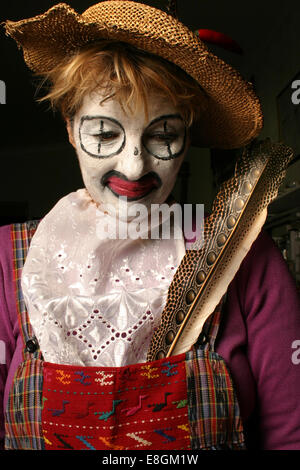 Ritratto di un clown femminile sorridente Foto Stock