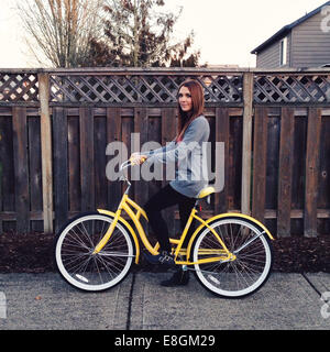 Stati Uniti d'America, Oregon, Multnomah County, Portland, Ritratto di giovane donna Bicicletta Equitazione Foto Stock