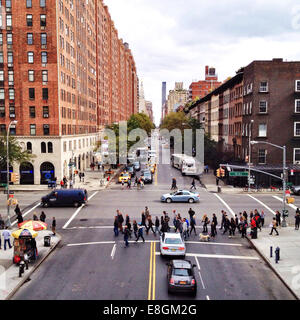 Stati Uniti d'America, New York City, persone attraversando via Foto Stock