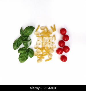 Pasta, pomodori e basilico Foto Stock