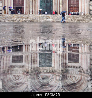 Italia, Toscana, Siena, Cattedrale riflessa nella pozzanghera Foto Stock