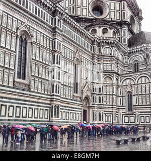 L'Italia, Toscana, Firenze, turisti in attesa in fila per entrare in cattedrale Foto Stock
