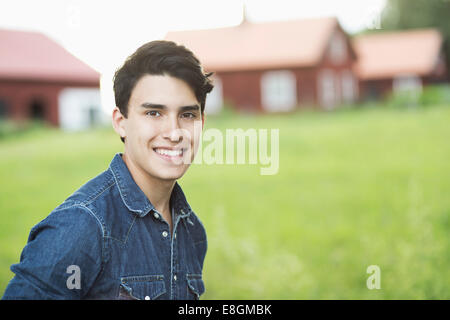 Ritratto di fiducioso giovane uomo sorridente in cantiere Foto Stock