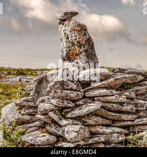 Regno Unito e Irlanda del Nord, Ulster, County Down, Newry, Burren, due pietre bilanciato sulla pila di rocce Foto Stock