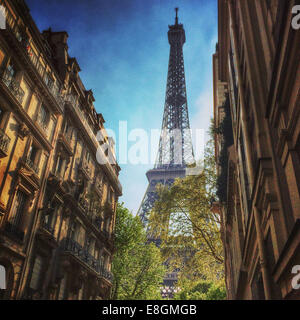 Francia, Parigi Torre Eiffel visto in tra case a schiera Foto Stock