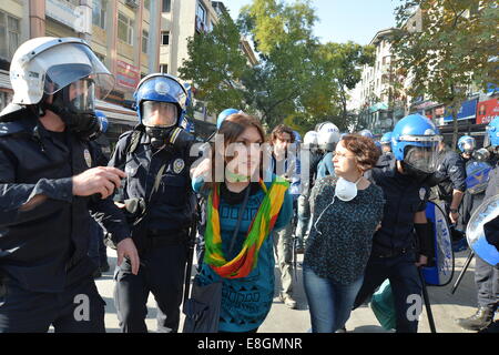 (141008) -- ANKARA, Ottobre 8, 2014 (Xinhua) -- arresto poliziotti manifestanti in Ankara, capitale della Turchia, il 7 ottobre, 2014. Le autorità turche hanno imposto un coprifuoco in cinque province dopo almeno 12 persone sono state uccise durante l'anti-Stato islamico (SI) proteste, notizie di agenzia Dogan segnalati Mercoledì. Il coprifuoco è stato dichiarato nelle province del sud-est di Mardin, Van, Siirt, Batman e Diyarbakir in uno sforzo per disperdere le manifestazioni di protesta contro l'anticipo di militanti è in curdo Kobane popolata città nel nord della Siria. (Xinhua/Mert Macit) Foto Stock