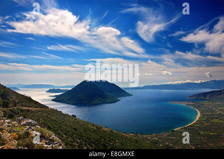 Vista panoramica della baia di Mytikas (Xiromero, Aitoloakarnania, Grecia) dalle antiche fortificazioni di Kastri. Foto Stock