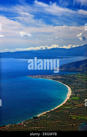 Vista panoramica della baia di Mytikas (Xiromero, Aitoloakarnania, Grecia) dalle antiche fortificazioni di Kastri. Foto Stock