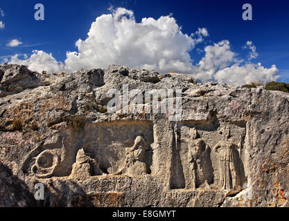 Antichi bassorilievi in le fortificazioni di Kastri (parte dell'antica Alyzia), vicino a Archontochori, Aitoloakarnania, Grecia. Foto Stock
