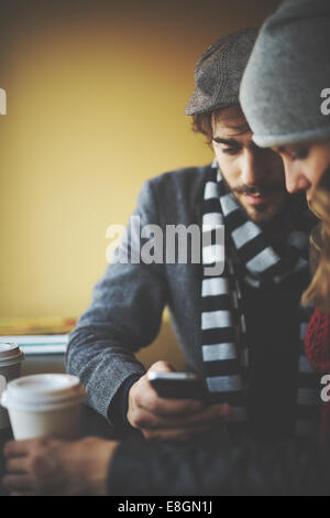 Paio di bere il caffè nella caffetteria Foto Stock