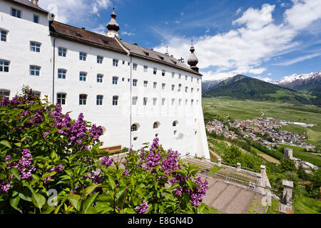 L'Abbazia di Marienberg in Alta Val Venosta, monastero benedettino, affacciato sul villaggio di Burgusio Malles e Heath, Alto Adige Foto Stock