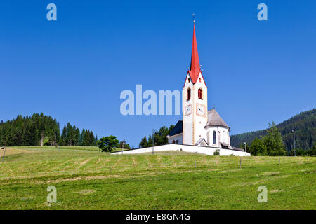 Chiesa di San Nicola in Winnebach, lungo il cammino di san Giacomo in Alta Pusteria al confine con Austria, Alto Adige, Italia Foto Stock