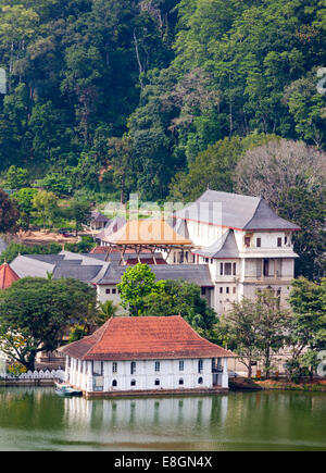 Lago Kandy, tempio della Sacra Reliquia del Dente, Sri Dalada Maligawa, Kandy, provincia centrale, Sri Lanka Foto Stock