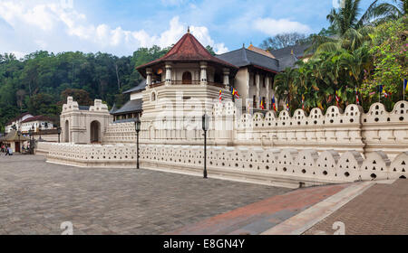 Tempio della Sacra Reliquia del Dente, Sri Dalada Maligawa, torre ottagonale, santuario buddista, Lago Kandy, Kandy, provincia centrale Foto Stock