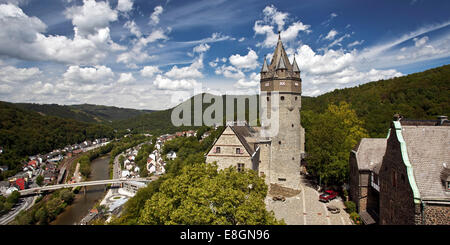 Burg Altena Castello con il fiume Lenne, Altena, regione di Sauerland, Nord Reno-Westfalia, Germania Foto Stock