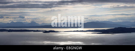 Highlands scozzesi per la costa dell'Isola di Skye in Scozia, Regno Unito Foto Stock