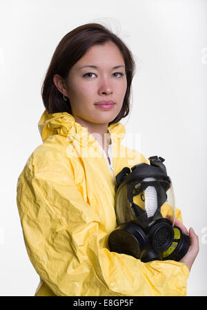 Donna con hazmat materiali pericolosi tuta e maschera a gas Foto Stock