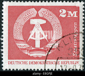 Francobollo stampato in Germania, mostra lo stemma della Repubblica democratica tedesca Foto Stock