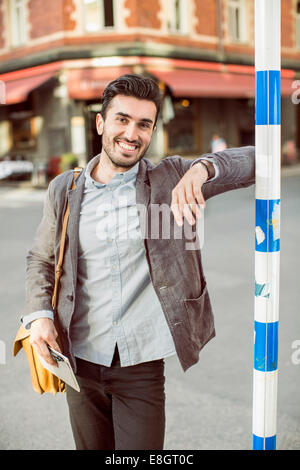 Ritratto di happy businessman permanente sulla via della città Foto Stock