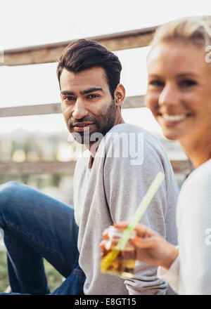 Ritratto di uomo in parte sul tetto con un amico Foto Stock