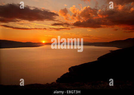 Tramonto al lago Trichonida (o 'Trichonis'), il più grande lago greca, Aitoloakarnania, Grecia. Vista dal villaggio Petrochori. Foto Stock