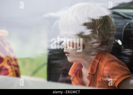 Ragazzo seduto in auto Foto Stock