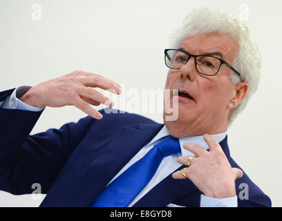 British best-seller autore Ken Follett alla fiera del libro di Frankurt, Germania, 08 ottobre, 2014. Follett presenta il suo nuovo lavoro 'Edge di eternità." Il mondo la più grande fiera del libro continua fino al 12 Ottobre, 2014. Foto: ARNE DEDERT/dpa Foto Stock