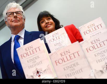 British best-seller autore Ken Follett e sua moglie Barbara alla fiera del libro di Frankurt, Germania, 08 ottobre, 2014. Follett presenta il suo nuovo lavoro 'Edge di eternità." Il mondo la più grande fiera del libro continua fino al 12 Ottobre, 2014. Foto: ARNE DEDERT/dpa Foto Stock