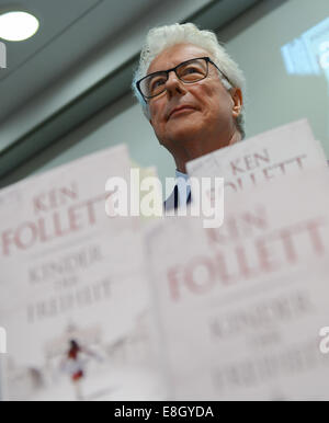 British best-seller autore Ken Follett alla fiera del libro di Frankurt, Germania, 08 ottobre, 2014. Follett presenta il suo nuovo lavoro 'Edge di eternità." Il mondo la più grande fiera del libro continua fino al 12 Ottobre, 2014. Foto: ARNE DEDERT/dpa Foto Stock