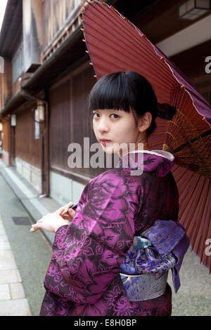 Giovane ragazza giapponese in un kimono Foto Stock