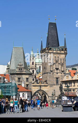 I turisti sul Ponte Carlo nella città di Praga, Repubblica Ceca. Foto Stock