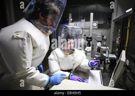 Virologi Lisa Oestereich e Toni Rieger (sinistra) lavorare con un microscopio a fluorescenza ad Amburgo, in Germania nel 2013. Eric Betzig, Stefan W l'Inferno e William E Moerner ha vinto il Premio Nobel per la chimica Mercoledì per il loro lavoro nello sviluppo del super-stato risolto la microscopia in fluorescenza. DPA/CHRISTIAN CHARISIUS (archivio) Foto Stock