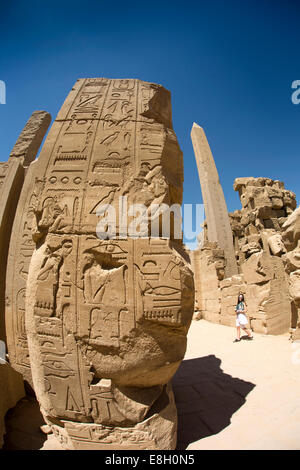Egitto Luxor Tempio di Karnak, turistico tra i ruderi coperti in geroglifici Foto Stock