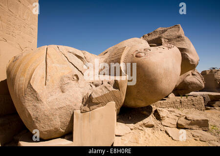 Egitto Luxor Ramesseum, Tempio mortuario, caduto il Colosso di Ramses II, menzionato in Shelley epico Ozymandias Foto Stock