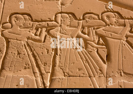 Egitto Luxor Ramesseum, Tempio mortuario di Ramses II, bassorilievo di uomini che trasportano pole Foto Stock