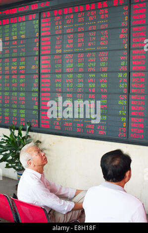 (141008) -- HEFEI, Ottobre 8, 2014 (Xinhua) -- Gli investitori verificare le scorte in una sala di trading di titoli di una società a Hefei, a est della capitale cinese della provincia di Anhui, Ottobre 8, 2014. Quote cinese superiore chiuso il mercoledì, con il benchmark Shanghai Composite Index fino 0,80 percento di finire a punti 2,382.79. Il componente di Shenzhen indice è aumentato di 1,28 per cento per chiudere a punti 8,183.65. (Xinhua/Du Yu) (mp) Foto Stock