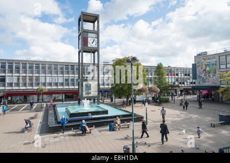 Le persone e i negozi in piazza centrale a Stevenage town center Hertfordhshire UK che mostra la torre dell orologio e fontane. Foto Stock