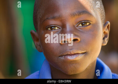 Un giovane ragazzo da un villaggio dello Zambia guarda la telecamera. Foto Stock