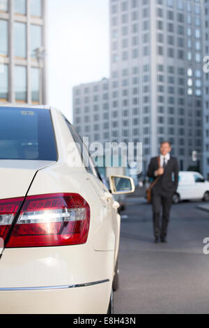 Germania, Berlino, imprenditore prendendo un taxi Foto Stock