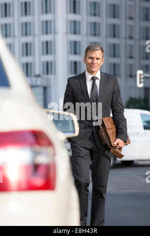 Germania, Berlino, imprenditore prendendo un taxi Foto Stock