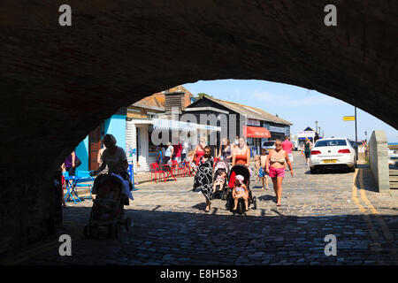 La gente camminare al di sotto dell'arco a Folkestone mercato del pesce. Foto Stock